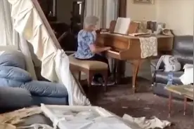 泪目！黎巴嫩首都大爆炸后，老奶奶坐在满目疮痍的家中弹奏钢琴视频封面