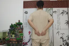人到40腰骶气血不通！1个动作“打八髎”每天80下，经络通气血足视频封面