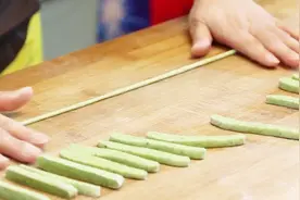 两天不吃手工面想的慌，这碗“菠菜搓搓面”，看着让人口水流一地视频封面