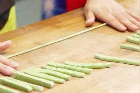 两天不吃手工面想的慌，这碗“菠菜搓搓面”，看着让人口水流一地视频封面