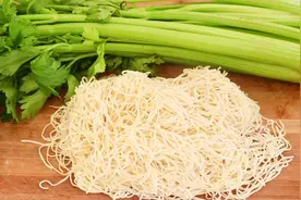 一把芹菜，一把面条，简单一做，营养丰富口感劲道，全家都爱吃视频封面