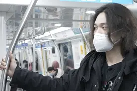 组乐队抄佛经，蜗居在12平米出租屋里的“而立青年”视频封面