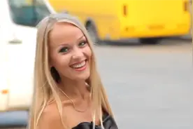 俄罗斯女孩美若天仙，脱下大衣的瞬间，现场男士眼都直了视频封面