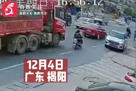 监拍广东一摩托车被货车碾压：避让逆行轿车 瞬间被卷倒视频封面
