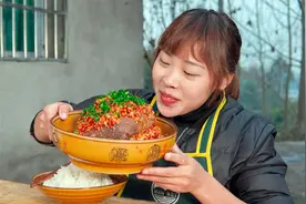 秋妹今天吃东坡肘子，文火慢炖软烂入味，大口大口啃着吃超过瘾视频封面