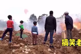 熊孩子总在门口乱尿，妹爷用1块钱机智化解，没想到儿子却是傻的视频封面