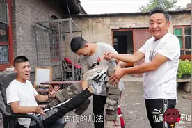 小伙作死挑战，惨无人道的古代刑法“老虎凳”，差点把腿废了？视频封面
