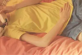 电话那头的女友说自己肚子疼，可真实的情况，却让人心疼视频封面