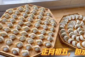 大年初五俗称破五，阿源在家包韭菜水饺，小胖一口一个吃的真香视频封面