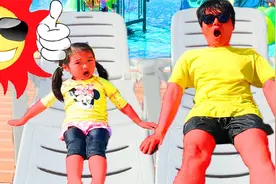 小女孩和爸爸去水上乐园玩，今天太炎热了！趟在椅子上都快烤糊了视频封面
