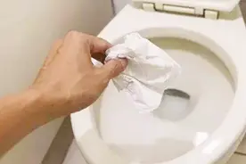 用过的卫生纸，丢马桶还是垃圾桶？好多人做错，难怪厕所总有臭味视频封面
