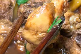 分享土豆炖鸡腿的家常做法，土豆焦香不软烂，鸡腿鲜嫩入味，下饭视频封面