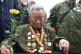 孙子报名参军被拒，爷爷拿出珍藏勋章亮明身份，惊动当地军区首长视频封面