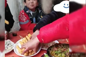 红衣小男孩吃席不争不抢，淡定看着其他小朋友抢菜吃视频封面