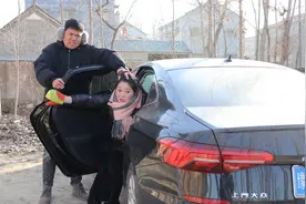 短剧：车内惊奇1：欢欢被锁在车里，欢欢能成功逃出来吗？担心视频封面