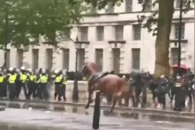 英国抗议爆发：骑警马匹突然疯狂冲进抗议人群，丘吉尔雕像被喷漆视频封面