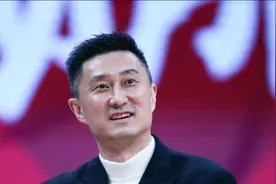 中国男篮杜锋，带队夺冠那天与姐姐抱头痛哭，成名给姐姐养孩子视频封面