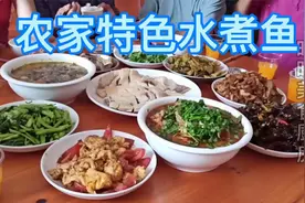 农家特色水煮鲩鱼，这道菜年轻人连汤都拿来泡饭吃，做法简单易学视频封面