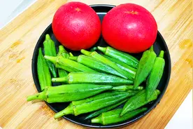 秋葵和西红柿一起做，原来这么好吃，我家一周吃3次，出锅比肉香