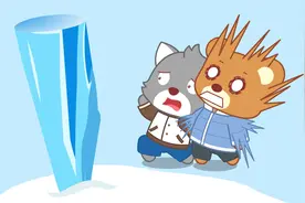 危险！小狼和小熊在户外打雪仗，差点被冰棱扎到！视频封面