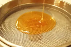 蜂蜜如何从蜂巢取出，养殖蜜蜂蜂巢，带你了解制作蜂蜜过程视频封面