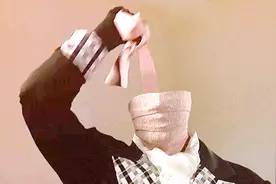 男子在洗手间里睡了一觉，醒来后却发现自己变成了透明人视频封面