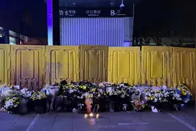 郑州5号线地铁口摆满鲜花，市民把墙推了，让他们找到回家的路视频封面