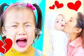 亲子乐园：小女孩在家里帮助妈妈带宝宝，学会了换尿不湿！视频封面