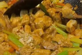 油豆腐泡的家常做法，咬一口满嘴汤汁，物美价廉又下饭！视频封面