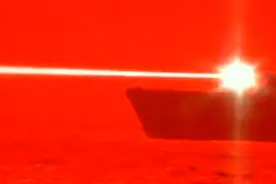 美军发射激光武器，一道强光瞬间打爆无人机：功率或超150千瓦视频封面