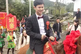 湖北恩施农村小伙结婚，彩礼200000块钱，看看女方都陪嫁的什么？