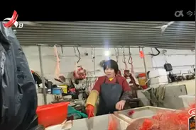南昌：一些菜场商户虚报螃蟹规格 摊主自嘲“无商不奸”视频封面