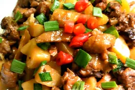 鸡肉炖土豆最好吃的做法，家常不寻常，香气四溢，饭店都吃不到视频封面