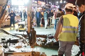 19小时抢修！济南历山路自来水管爆裂，紧急连夜抢修视频封面