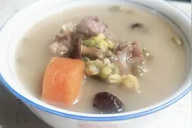 冬天的早晨熬上一锅大骨绿豆汤，浓浓的香味让人回味视频封面