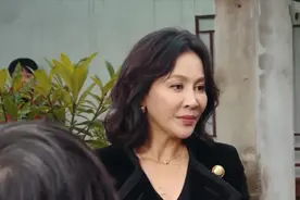刘嘉玲带李咏回苏州老家，用家乡话与街坊亲切交谈，毫无明星架子视频封面