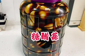 分享我多年腌制糖醋蒜的方法，10斤大蒜，满满一坛，吃一年也不坏视频封面