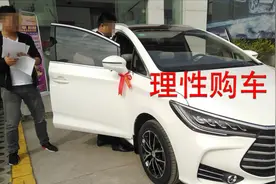 工薪家庭月入一万，能买一个十万元的车吗？自己算算就明白视频封面