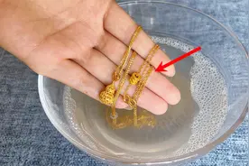 金首饰戴1个月就很脏，教你一招，5分钟变得比新的还亮，记得试试视频封面