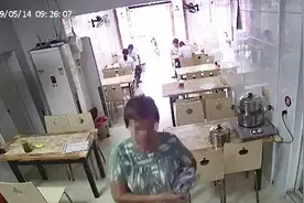 老阿姨进店买馄饨，找零顺走40元，老板查监控才发现是骗术视频封面