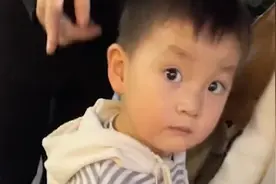 女子吃饭被陌生男孩认成妈，亲妈拉回孩子依依不舍，眼神充满好奇视频封面