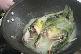 昂刺鱼别再直接红烧，尝试酸菜昂刺鱼炖豆腐的做法，看着直流口水视频封面
