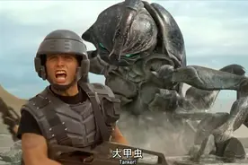 星河战队：人类士兵清剿虫族星球，遭遇体型巨大会喷火的坦克虫！视频封面