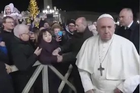 现场！教皇被一把拽过去后，当场拍打信徒手背，引爆舆论后道歉 视频封面