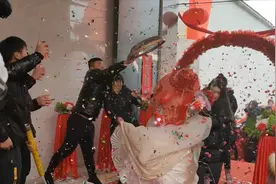 农村结婚新习俗，新娘下轿还要扣筛子，热闹的场景你见过吗？视频封面