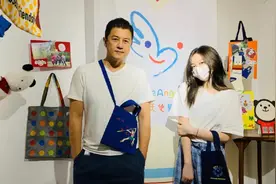15岁李嫣打卡环球影城，手拎上万元包包，五官长开后太像王菲视频封面