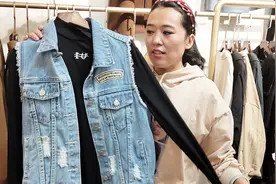 今秋流行的时尚牛仔马甲，内搭黑色长衫，显瘦洋气很有气质！视频封面