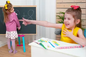 小女孩上课不认真，结果作业不会做，老师会怎么做呢？视频封面