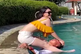 搞笑合集：新婚夫妻拍婚纱照，摄影师不满意，小伙的耐力还需锻炼视频封面