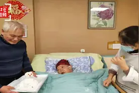 成都大爷为卧床老伴堆雪人：我们生活比较坎坷，也有点罗曼蒂克视频封面